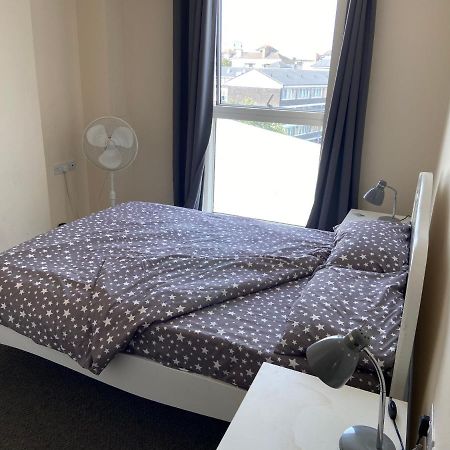 Lovely 2Br Apartment W/ City View Лондон Екстериор снимка
