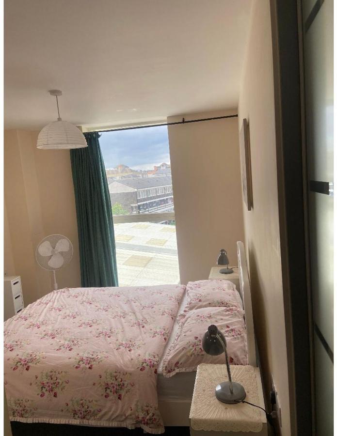 Lovely 2Br Apartment W/ City View Лондон Екстериор снимка