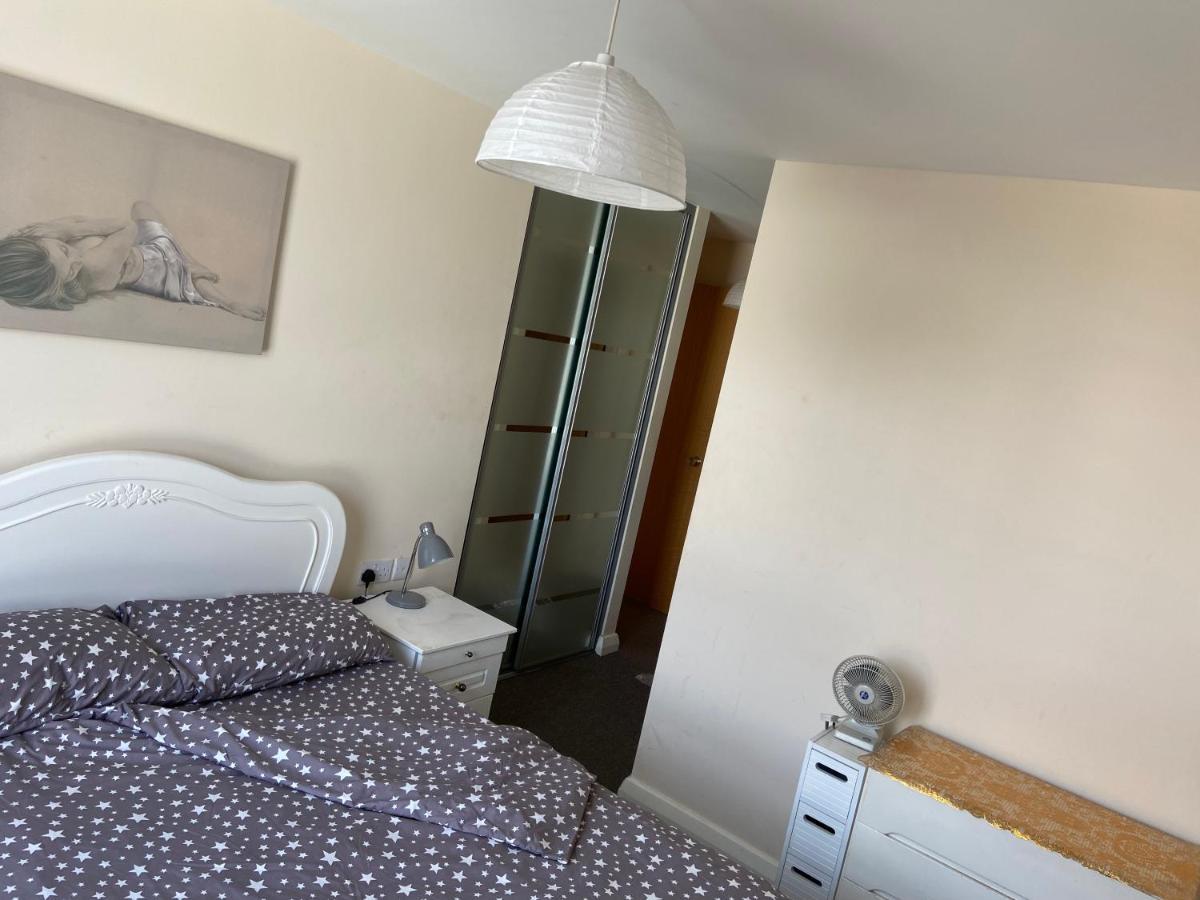 Lovely 2Br Apartment W/ City View Лондон Екстериор снимка