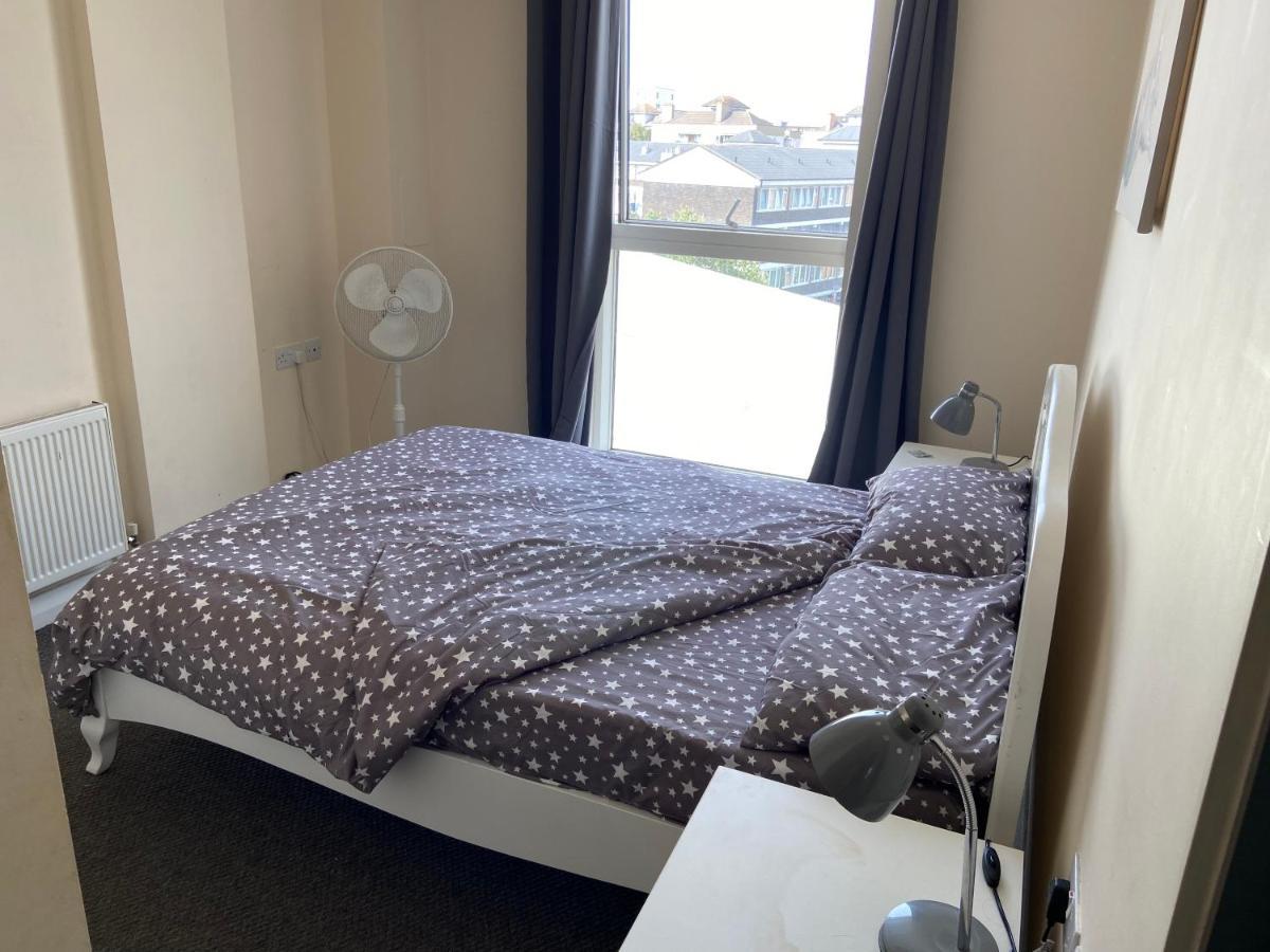 Lovely 2Br Apartment W/ City View Лондон Екстериор снимка