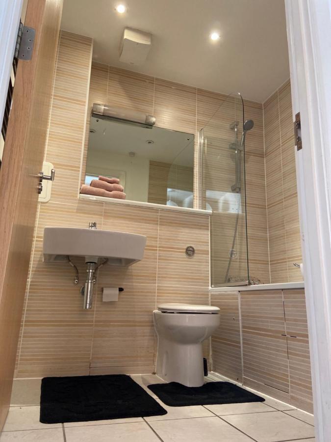 Lovely 2Br Apartment W/ City View Лондон Екстериор снимка